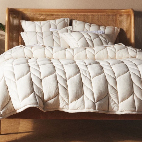 Anthropologie Soft cable Knit Pillow Cover in Cream - Picture 8 of 13